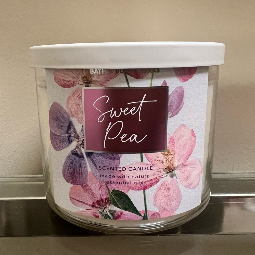 Bath and body works Sweet Pea candle